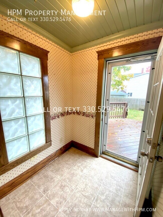 Building Photo - 837 Parkview St NE