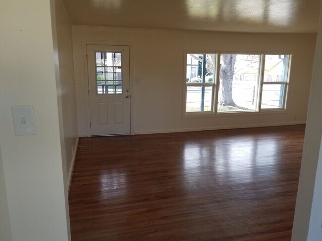 Building Photo - Old School Charm!  Huge Backyard!  Close t...