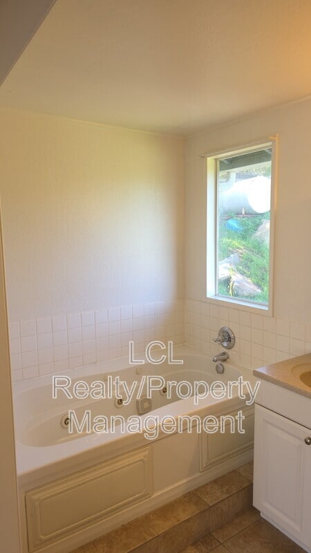 Building Photo - 33361 Gisborne St