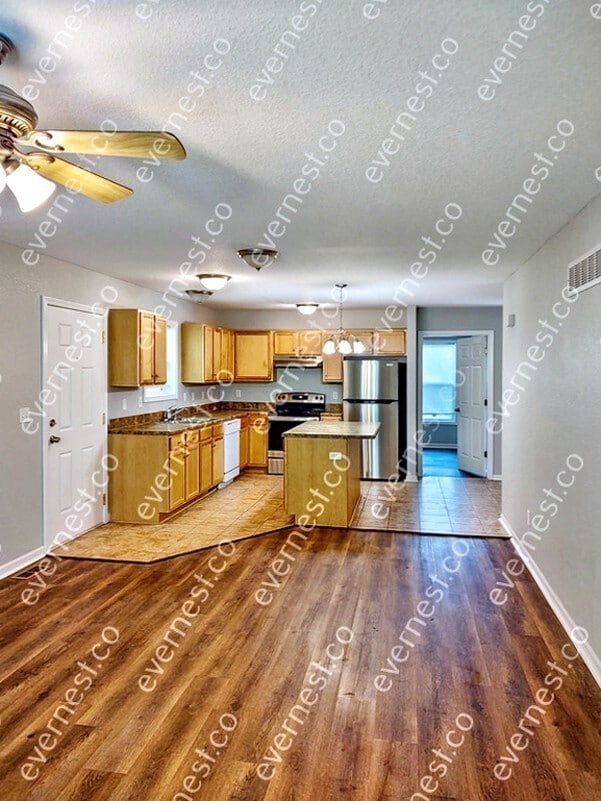 Building Photo - 4900 E 39th St