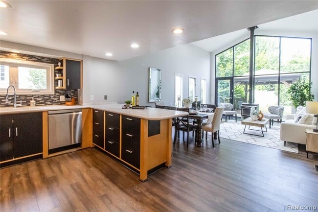 Building Photo - 1834 Fairview St