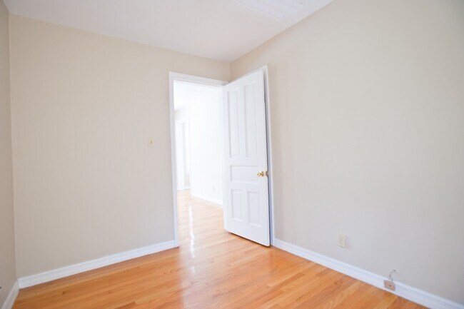 Building Photo - 8/1-$1745 – 3 BR with Laundry, Upper Flat Close to Lakefront and UWM - 2431 N Farwell