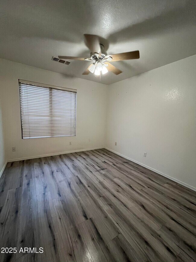 Building Photo - 1128 E Sheffield Ave