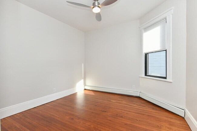 Building Photo - 722 27th St