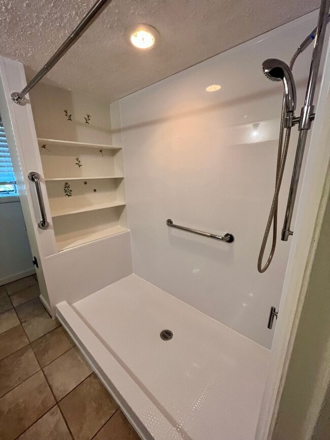 Building Photo - Well-Located One-Level Condo -- Just Minut...