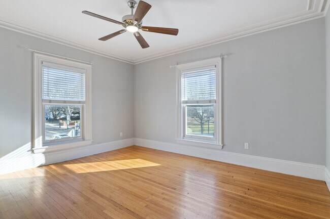 Building Photo - 303 Islington St