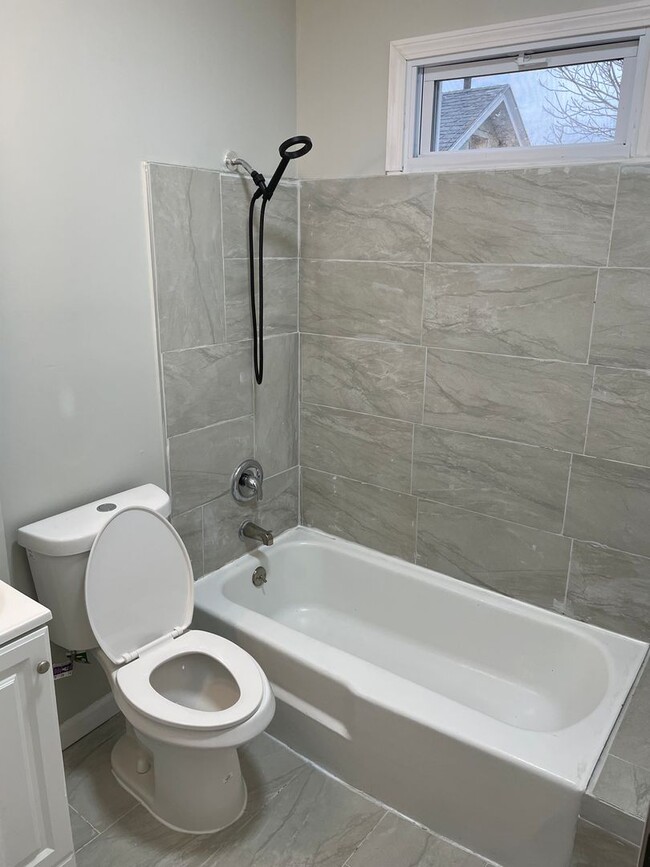 Building Photo - Fully renovated 6 bedroom single family house