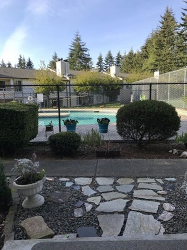 Building Photo - Great 1br 1bath Condo w/Tennis court/swimm...