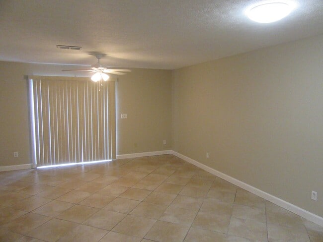 Building Photo - 6913 Cherry St. #V