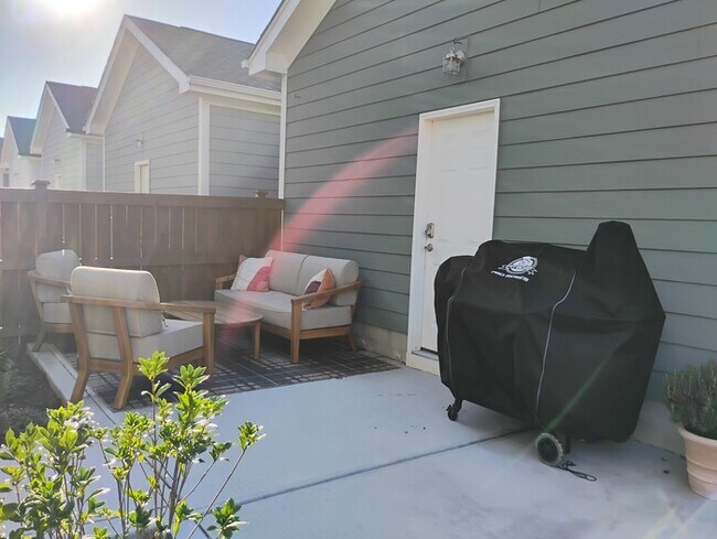 Building Photo - 353 Wash Holw Dr