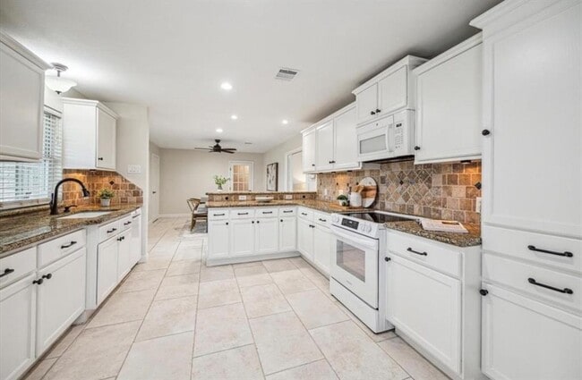 Building Photo - 9916 Westview Dr
