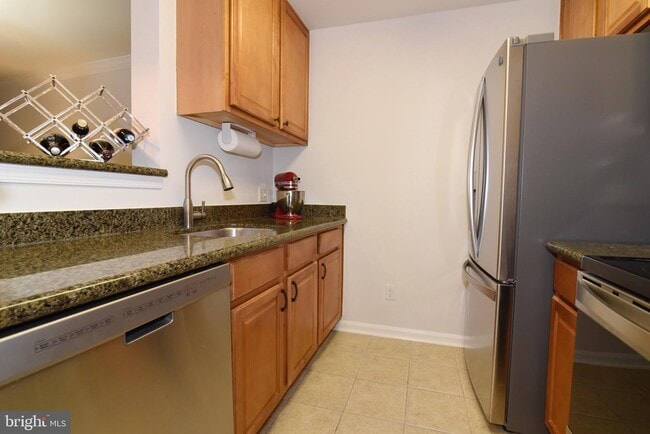 Building Photo - 3175 Summit Square Dr