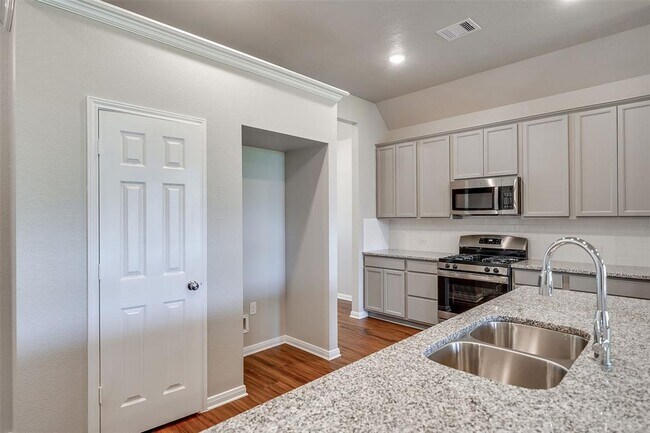 Building Photo - 1042 Tomball Downs Dr