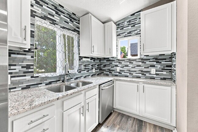 Building Photo - $2,800.95 with $300 Off the first month's rent, 3 Beds - 2 Baths, Single Family Home in Denver wi...