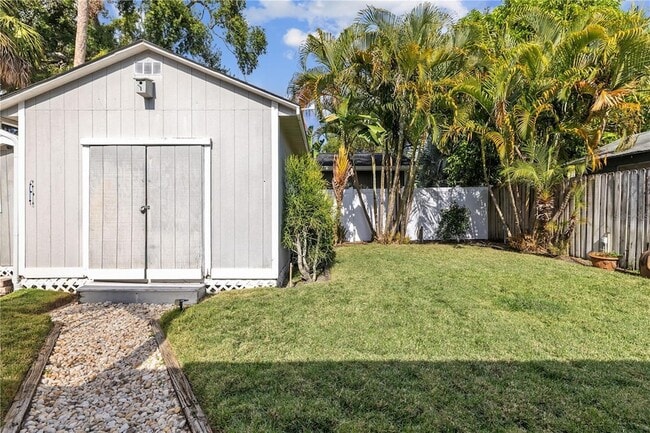 Building Photo - 227 W Fern St