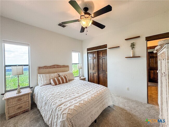 Building Photo - 2000 Village Oak