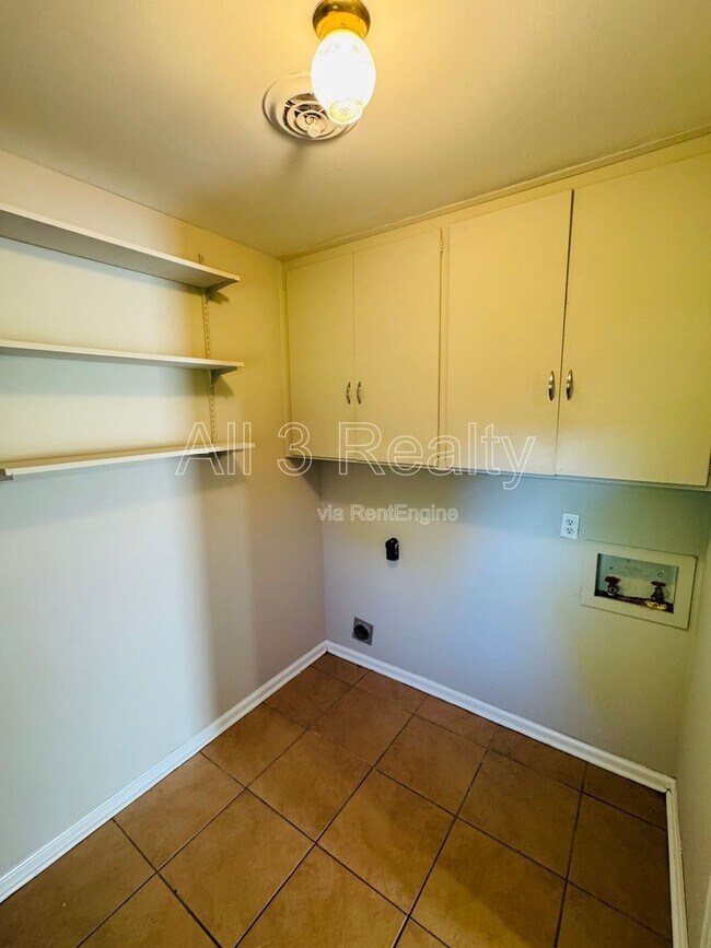 Building Photo - 3253 Windwood Dr