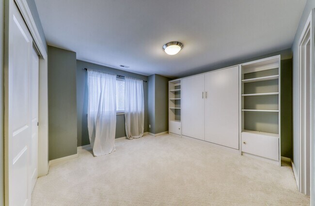 Building Photo - Gorgeous Large Home