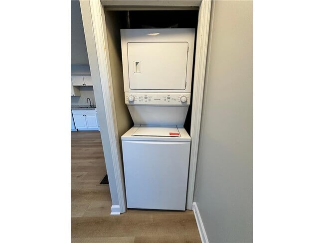 Building Photo - 629 SE Oak St