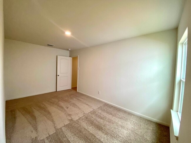 Building Photo - 4 bedroom, 2 bath home in the Preserves of...