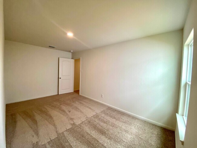 Building Photo - Brand new 4 bedroom, 2 bath home in the Pr...