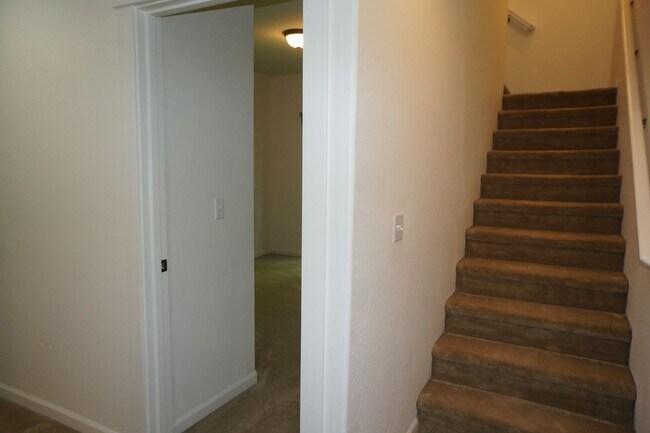 Building Photo - Spectacular SW Liar Hill 3 bedroom Townhouse