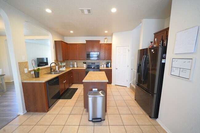 Building Photo - Beautifully Maintained Home in Schertz Now Available. Realtor Commission: $500