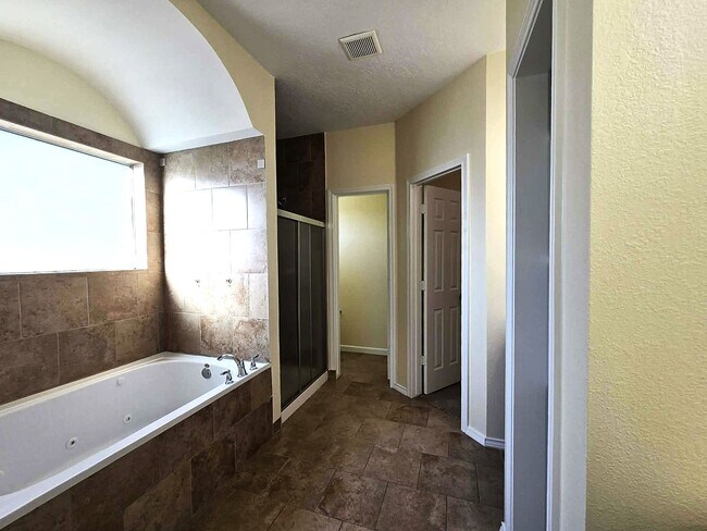 Building Photo - 6641 Midfield Dr