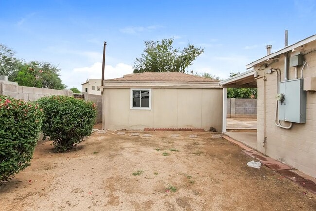 Building Photo - 1043 E Indianola Ave