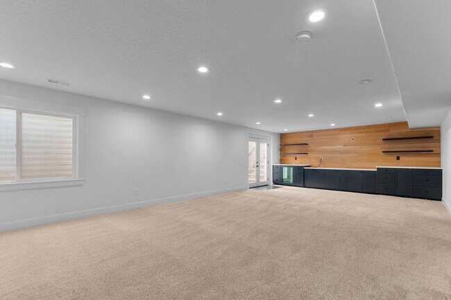 Building Photo - 196 E Water Ln