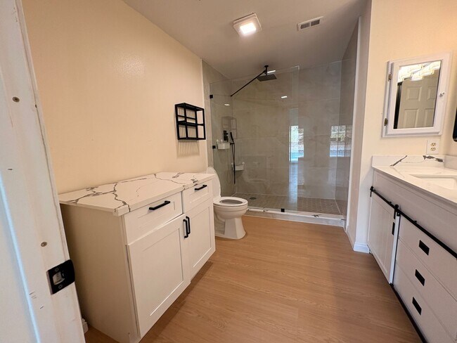 Building Photo - Rancho Cucamonga Gem – Stylish Single-Stor...