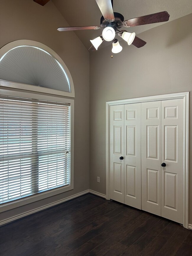 Building Photo - College Station - 3 bedroom 2 bath- 2 car garage - fenced in back yard home in Castlegate