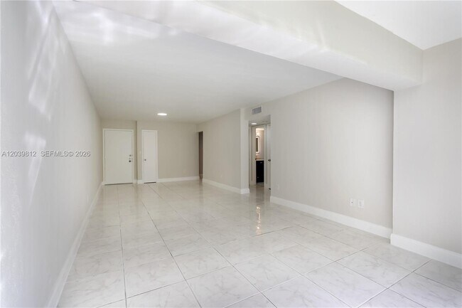 Building Photo - 9180 Fontainebleau Blvd