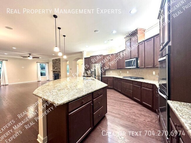 Building Photo - Spacious 5BR/3.5BA Home in Mooresville!