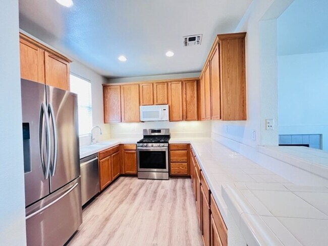 Building Photo - Beautiful 3BD/2.5BA Tri-Level Gallery Walk...