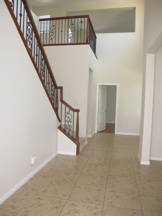 Building Photo - Four Bedroom Three Bathroom Home in the Ha...