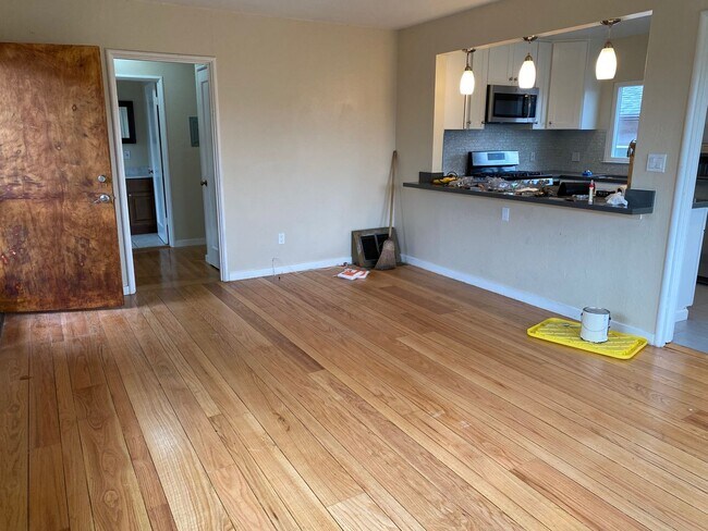 Building Photo - Epic REA-Great 1 BR/1 BA Unit in a S/S Duplex