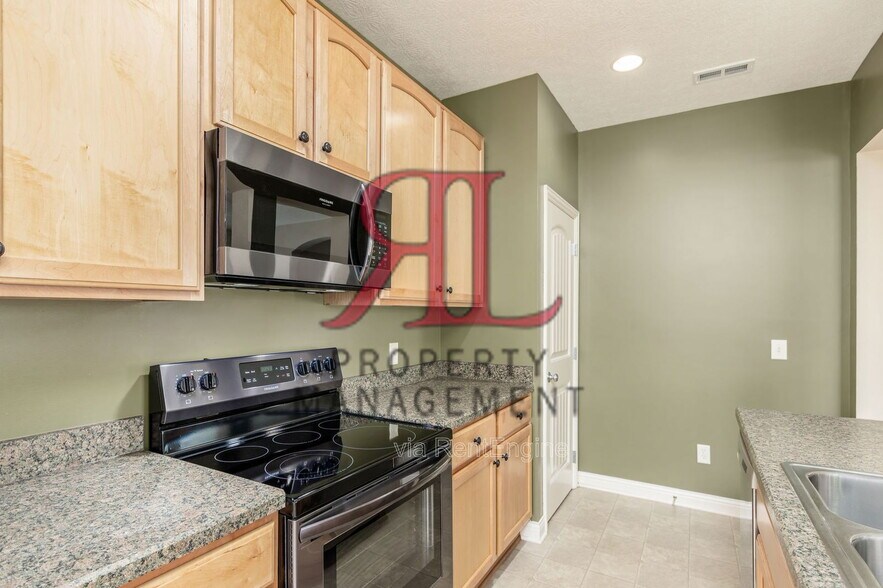 Building Photo - 6167 Upper Albany Xing Dr