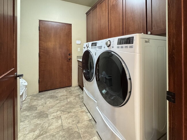 Building Photo - Corrales Stunner!