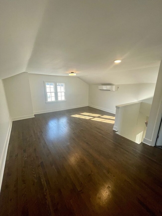Building Photo - Charming 5 Bed, 3 Bath Home in the Heart o...