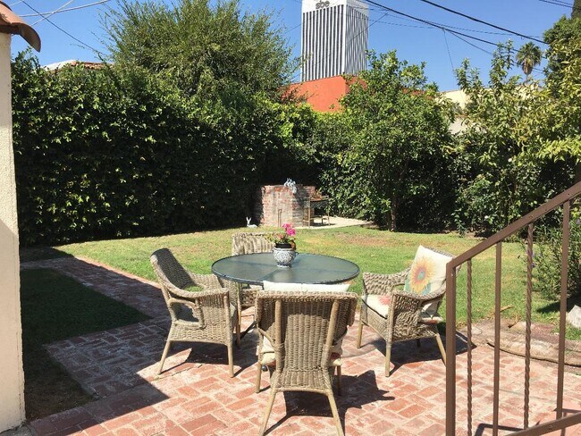 Building Photo - 905 S Curson Ave