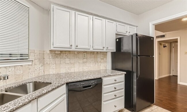 Building Photo - 16301 Ledgemont Ln