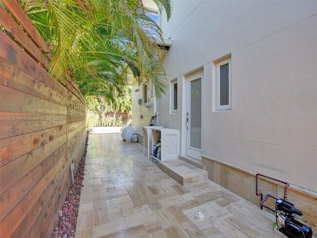 Building Photo - 2421 NE 7th Pl