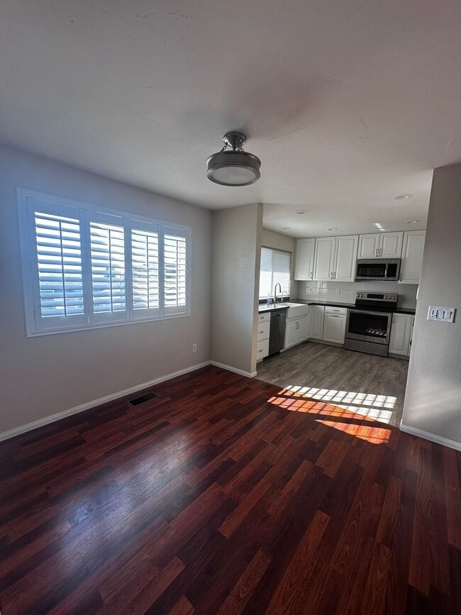 Building Photo - Beautiful 3 bed, 2 bath Townhome close to USD and Mission Valley!