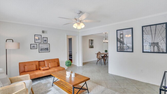 Building Photo - Beautifully renovated Move-in Ready 2bed 1...