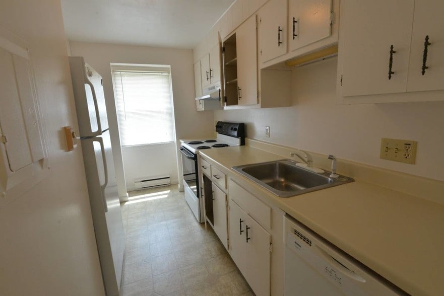 Spacious Kitchen - 426 Winthrop Dr