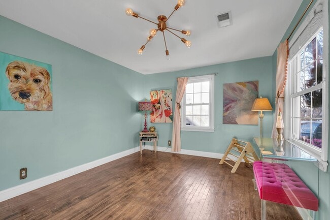 Building Photo - Available in March. Nashville 2 BED charming cottage for rent. Renovated with darling details and...