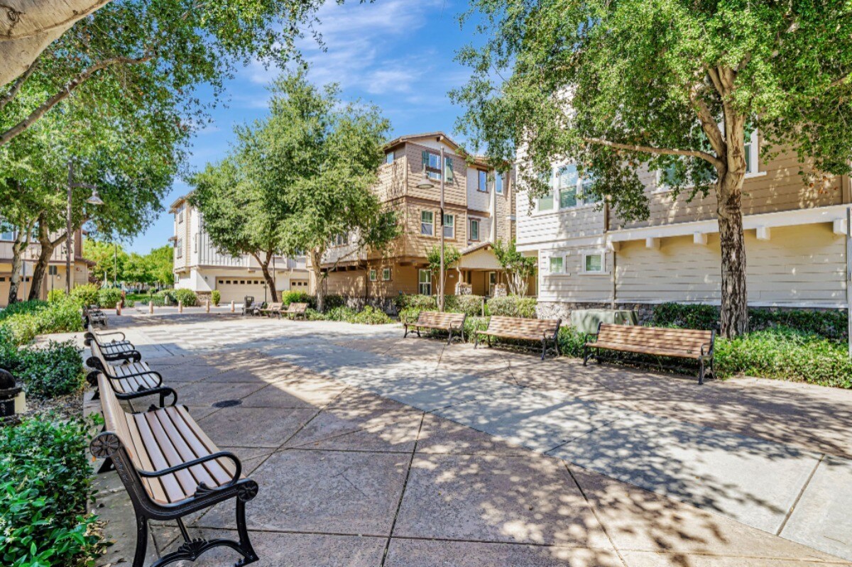 Building Photo - 6704 S Mariposa Ln