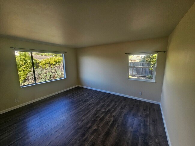 Building Photo - Paradise Drive View Home