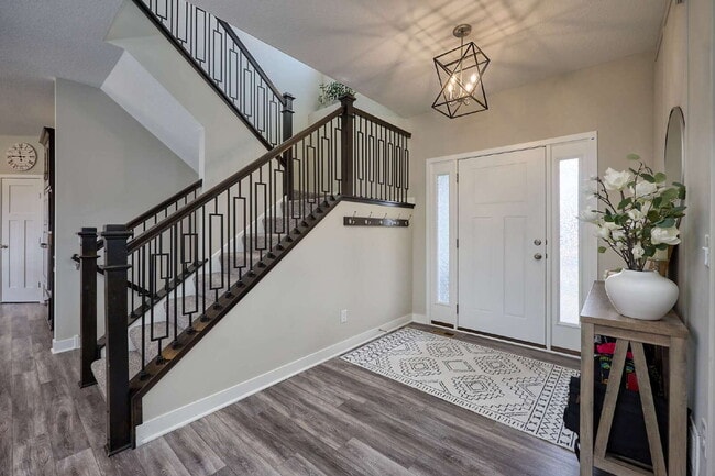 Building Photo - Spacious 4-Bedroom Gem with Modern Comforts and Finished Basement in Vadnais Heights!